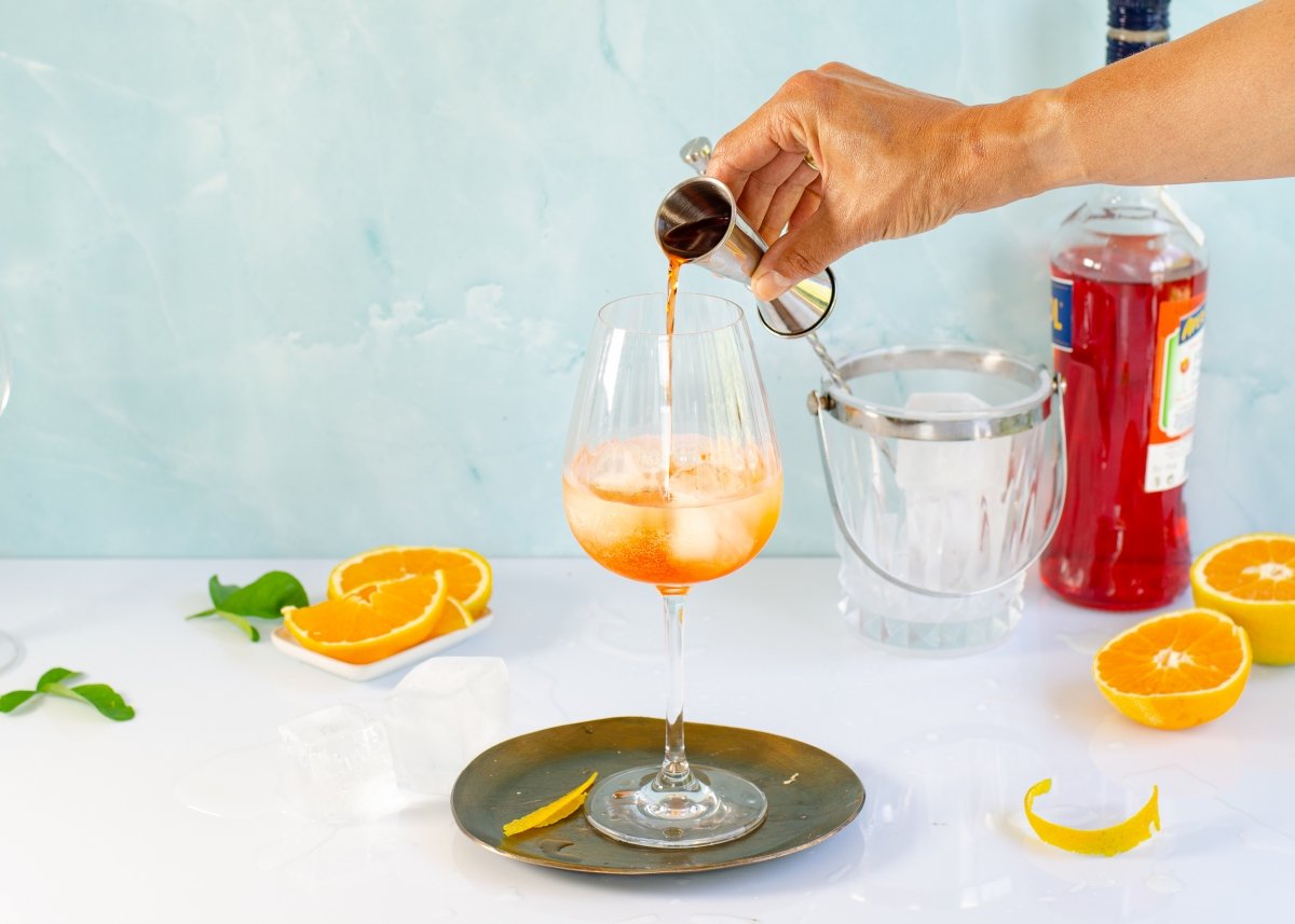 añadiendo la soda al aperol