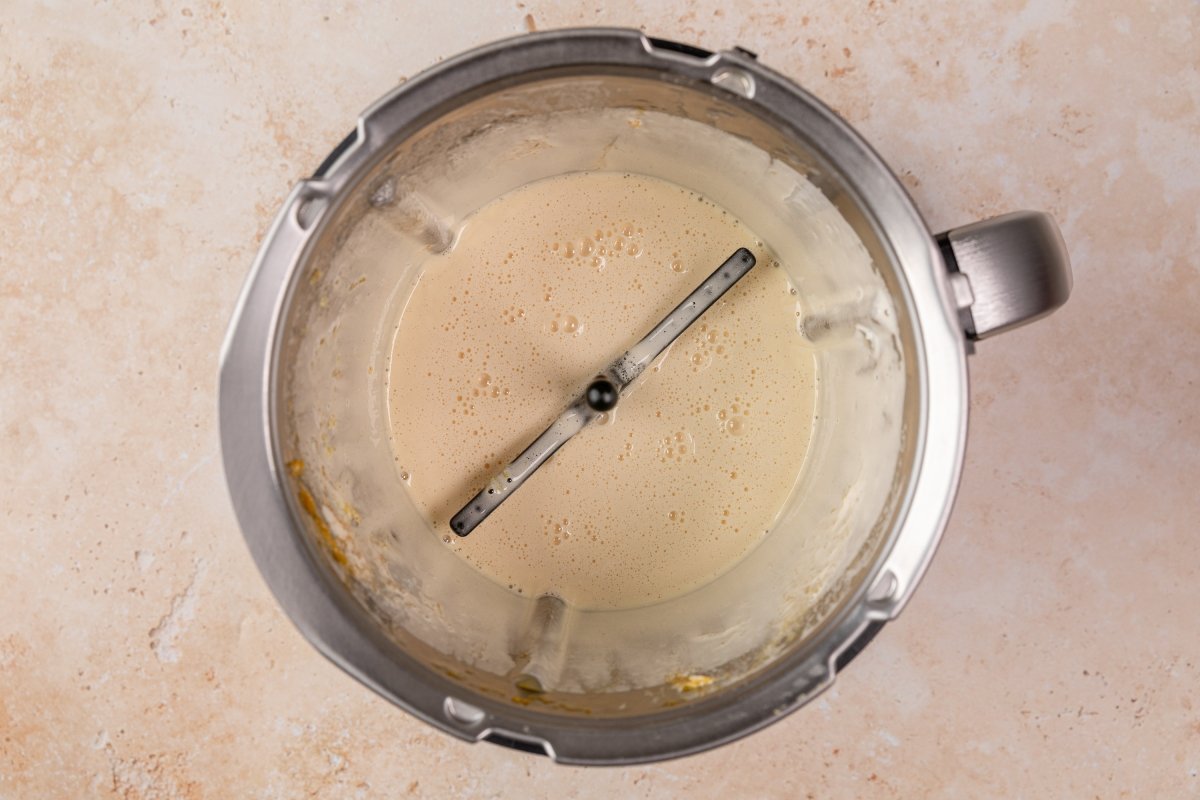 Añadiendo leche y aceite a las magdalenas en Thermomix