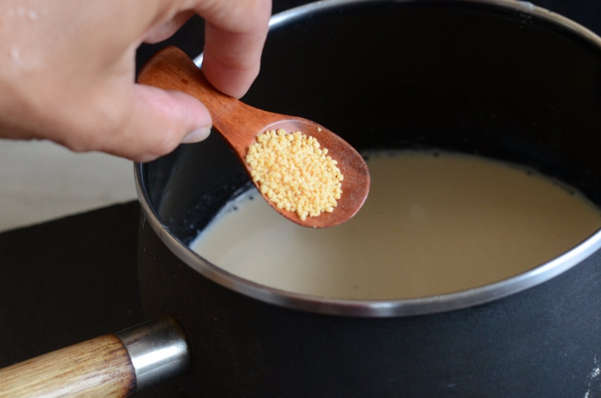 Añadiendo lecitina de soja para preparar la crema