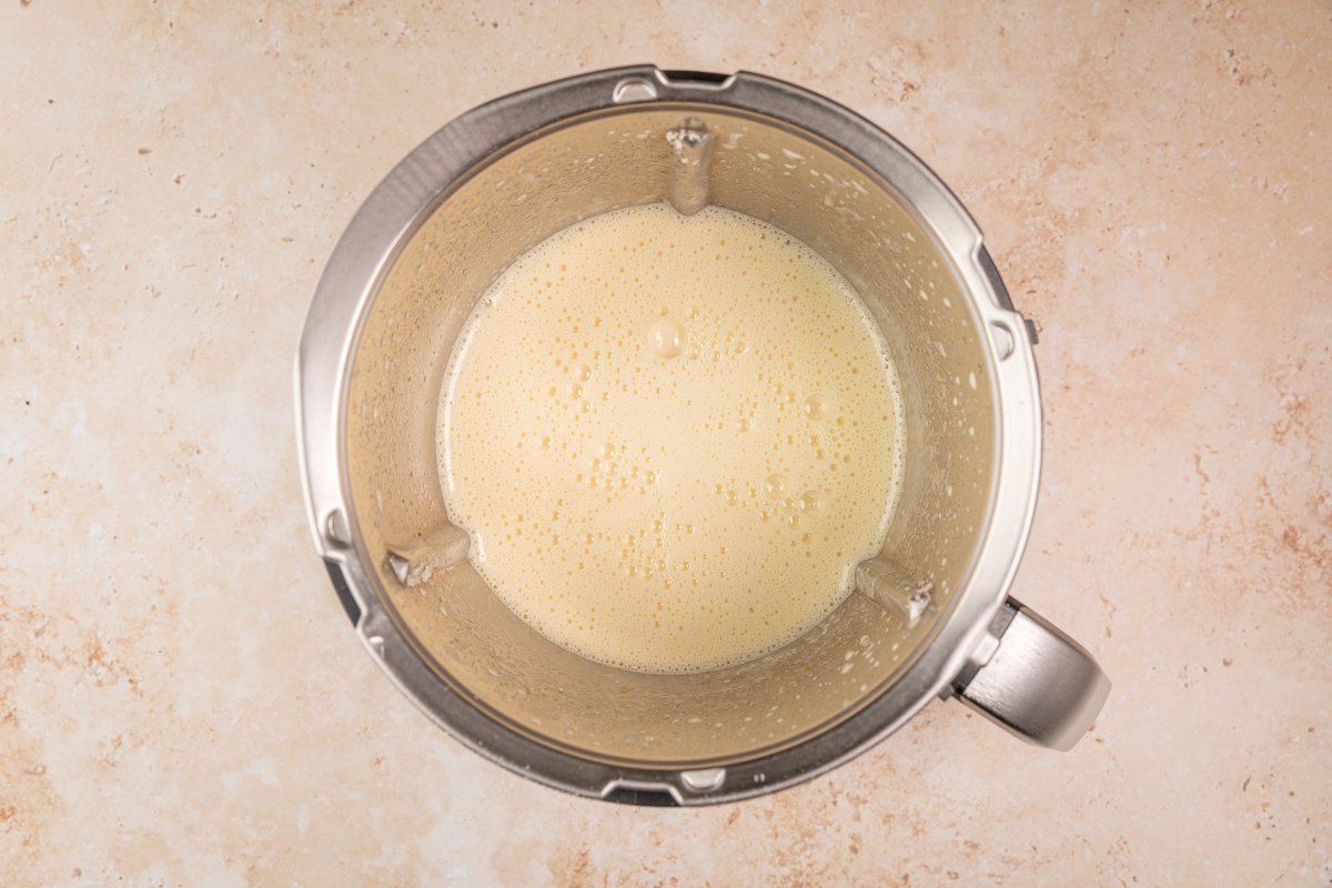 Añadiendo líquidos a la coca de llanda en Thermomix