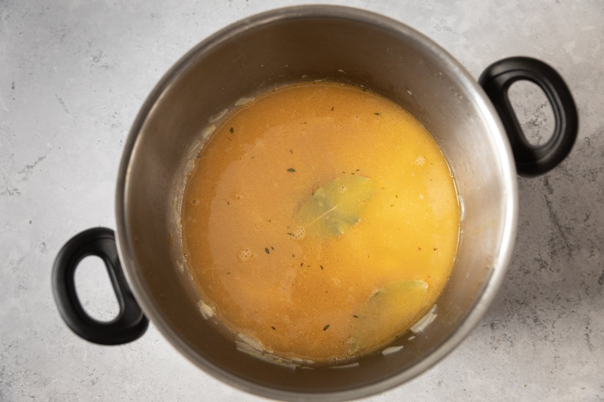 Añadiendo líquidos a la sopa de cebolla