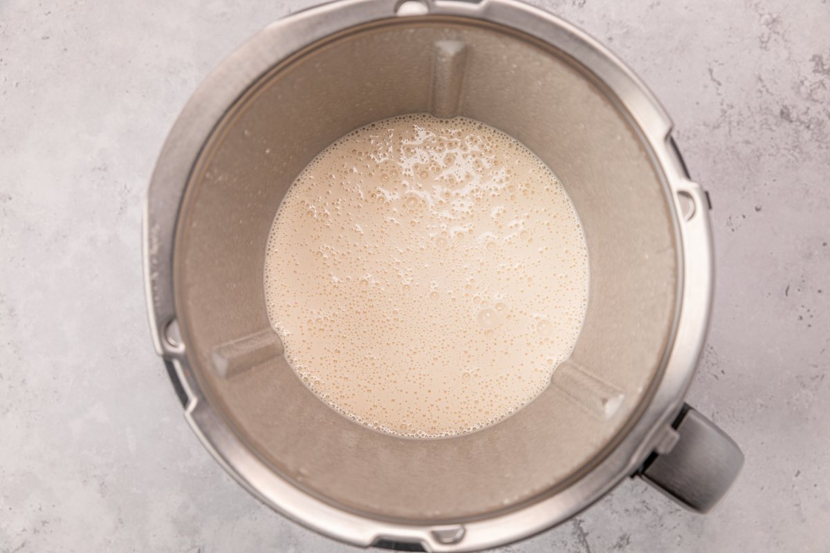 Añadiendo líquidos al ajoblanco en Thermomix