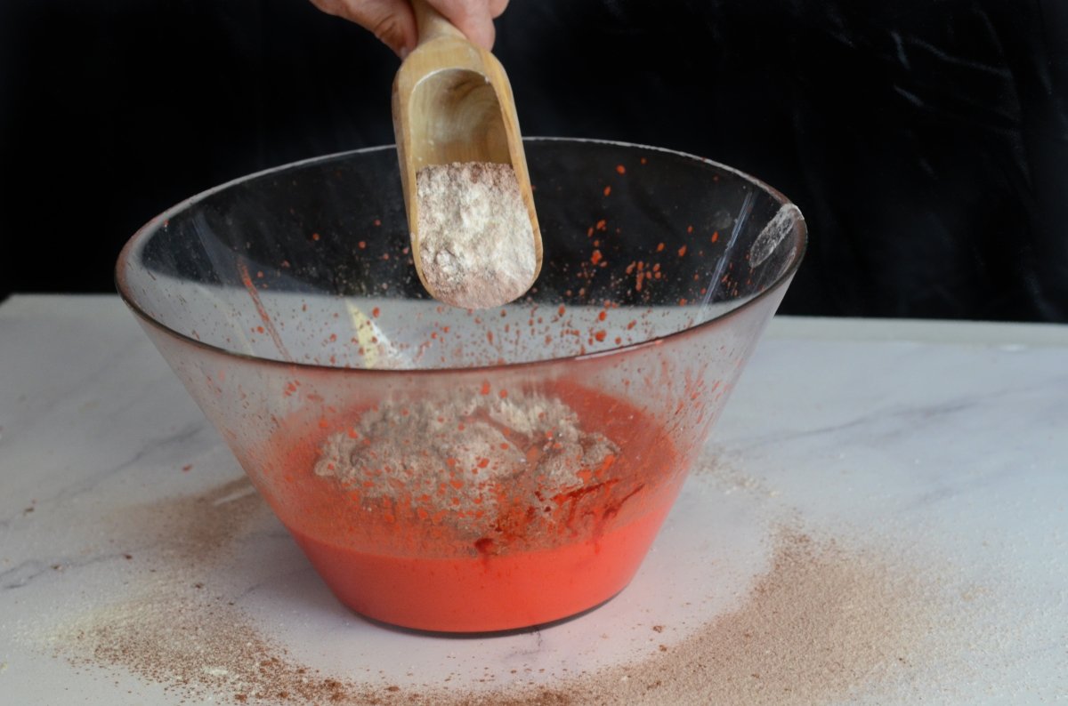 Añadiendo los ingredientes secos en el bowl