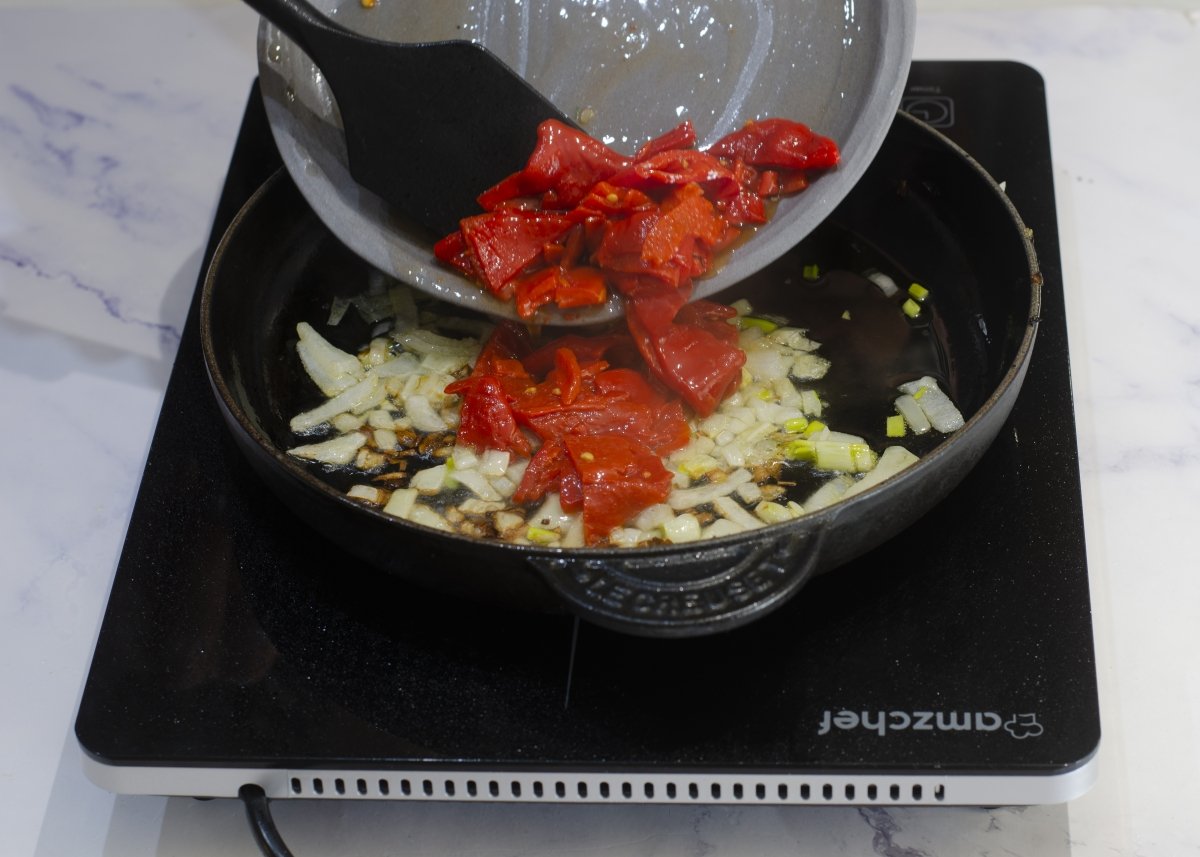Añadiendo los pimientos a la salsa