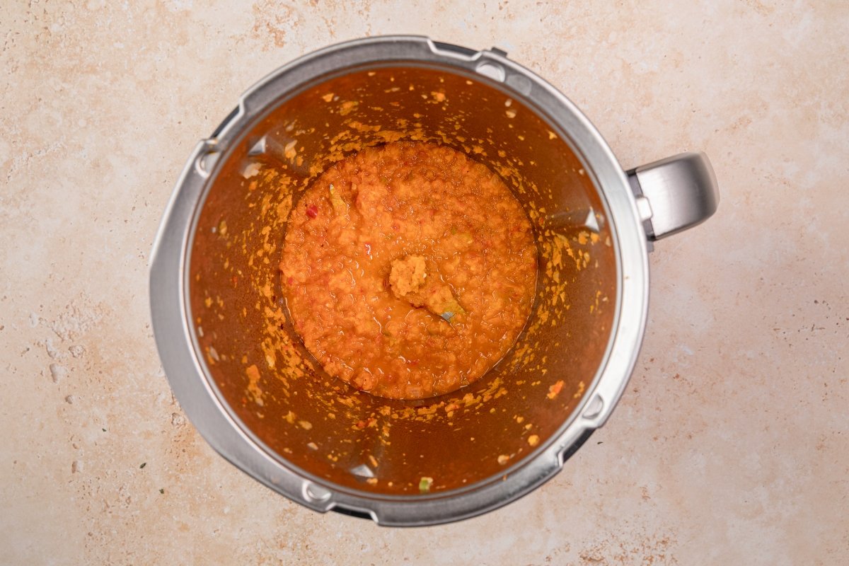 Añadiendo pimentón a las lentejas con verduras en Thermomix