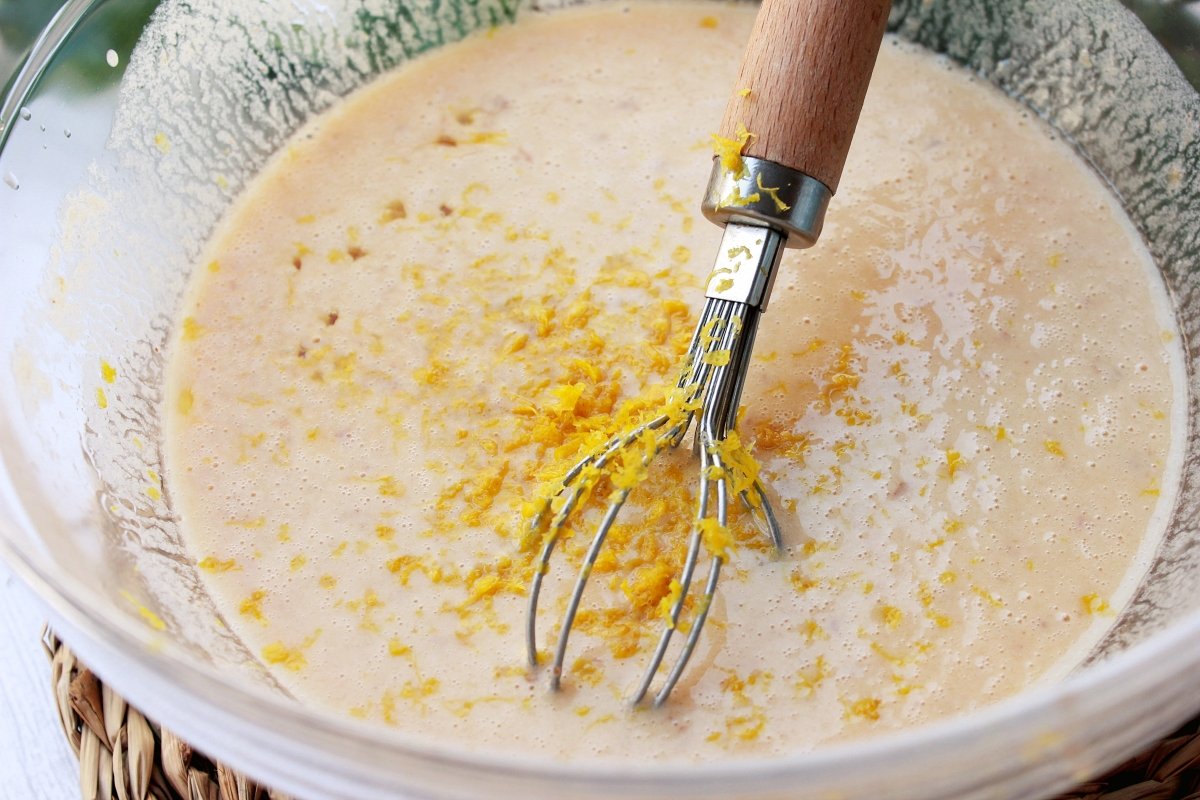 Añadiendo ralladura de limón a la mezcla del bizcocho