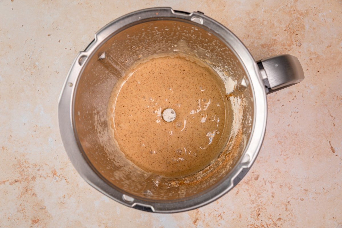 Añadiendo secos a la tarta de manzana con Thermomix