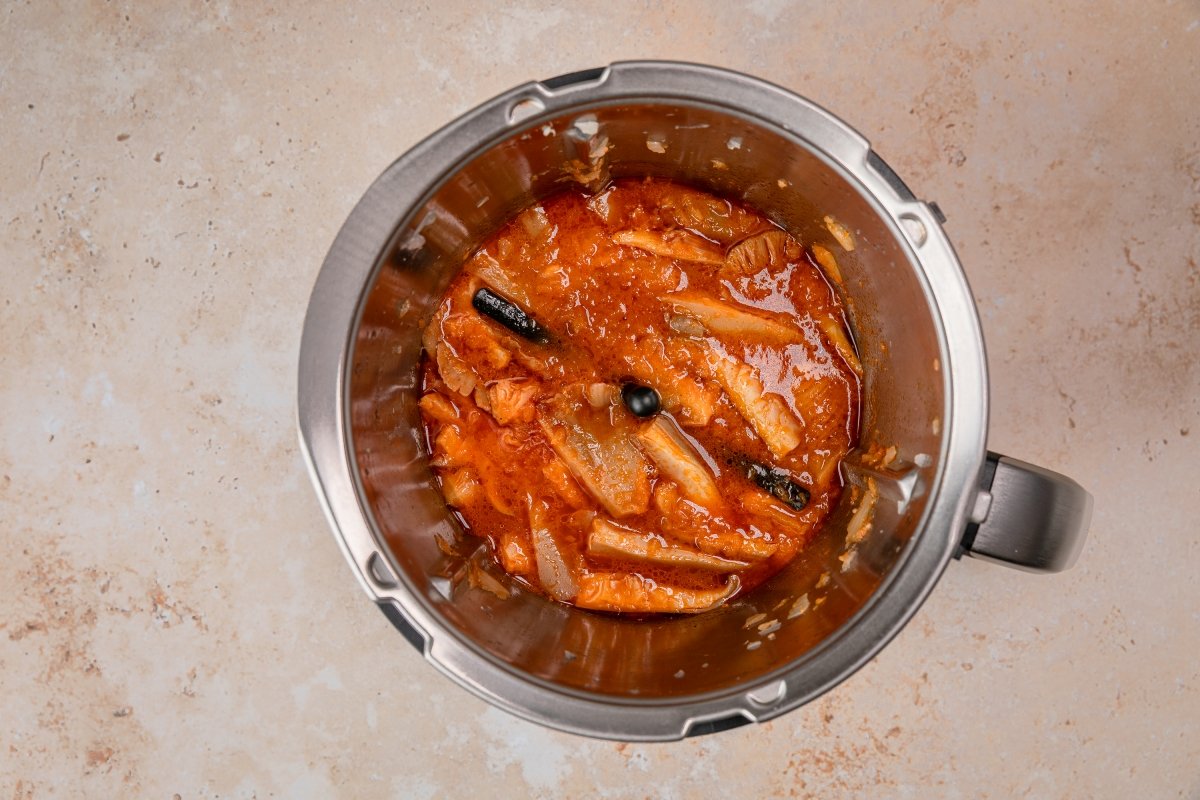 Añadiendo setas a los callos veganos con y sin Thermomix
