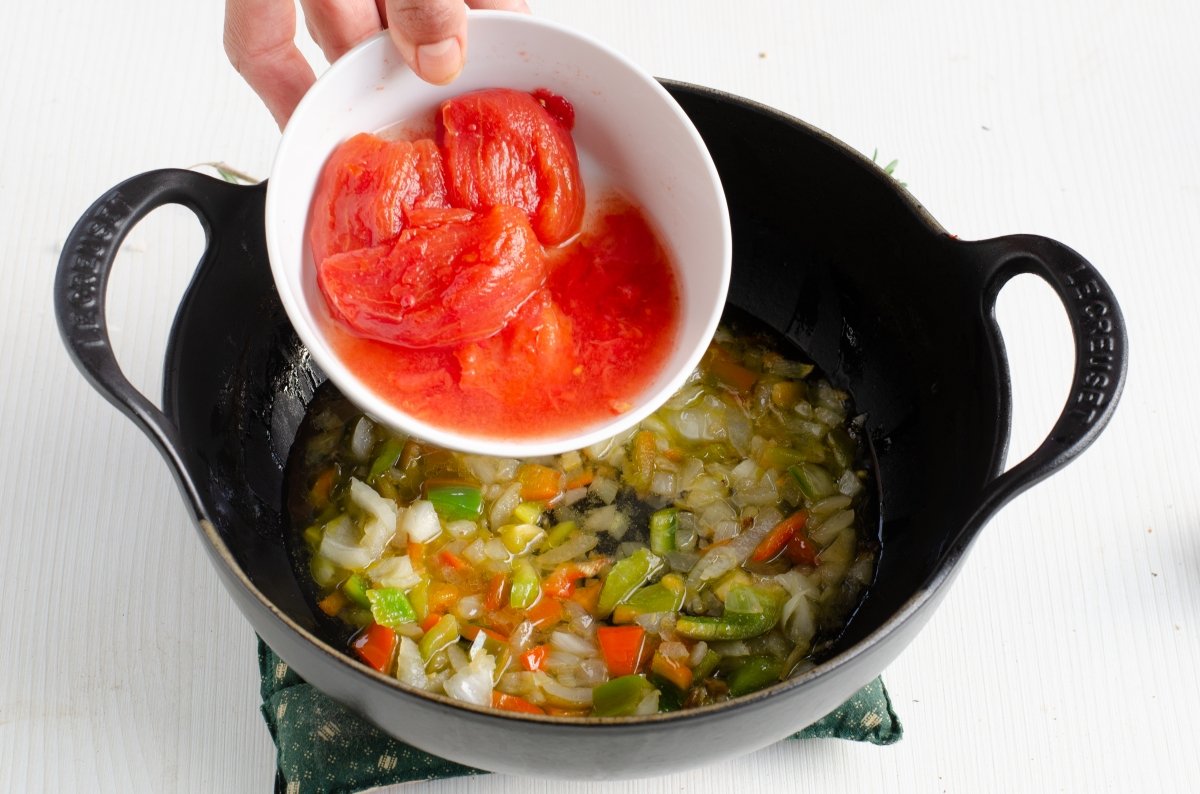 Añadiendo tomate natural a la salsa para la ternera