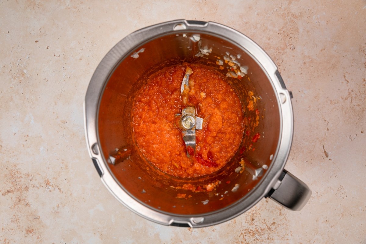 Añadiendo tomate y pimentón a los callos veganos con y sin Thermomix