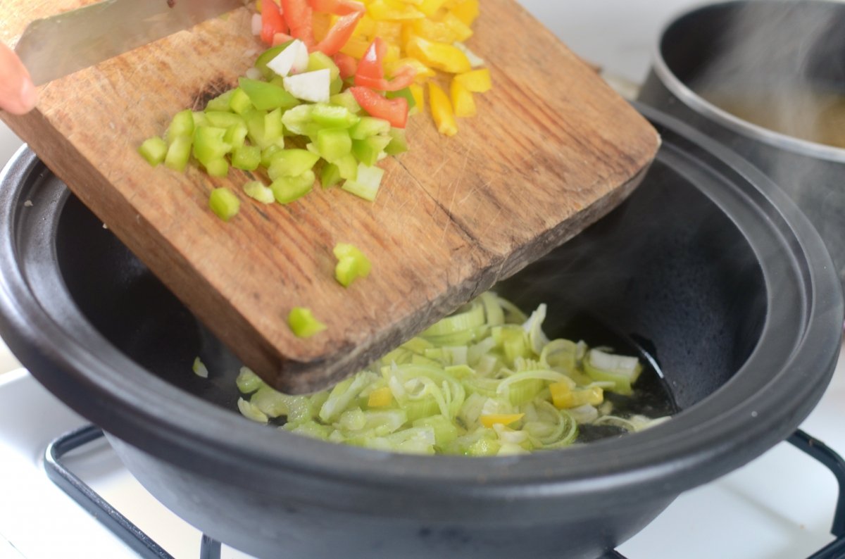 Añadiendo verduras para saltear