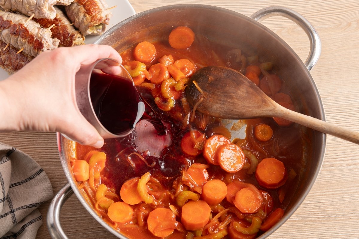 Añadiendo vino a la salsa de los rouladen