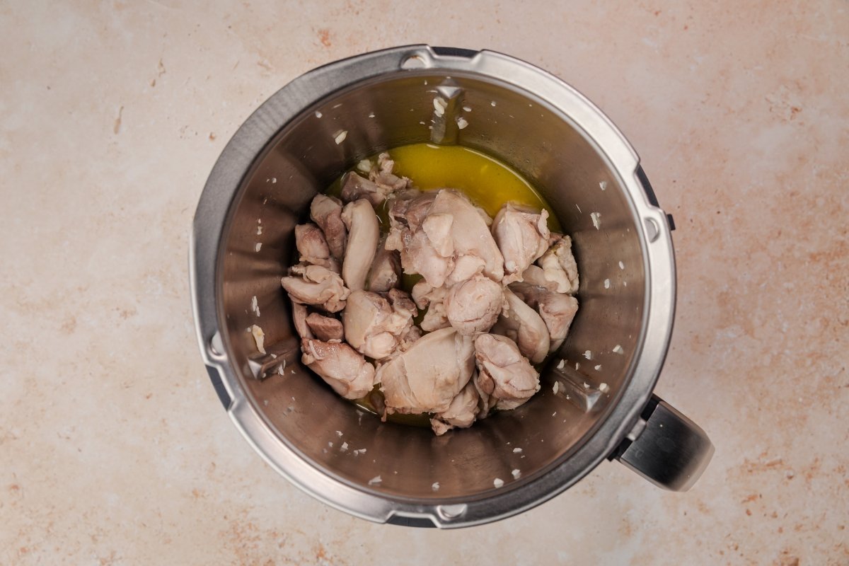 Añadiendo vino al pollo al ajillo en Thermomix