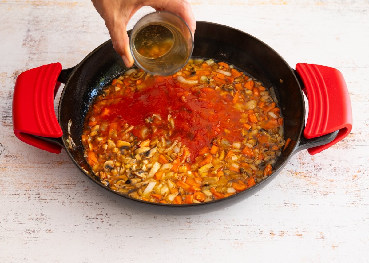 Añadiendo vino blanco a la salsa de los roti de pollo