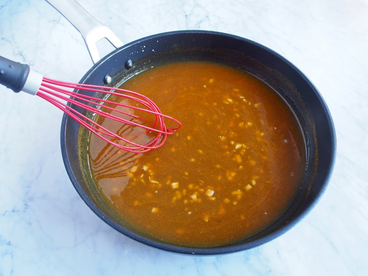 Añadimos a la salsa ralladura de naranja y harina de maíz disuelta en agua