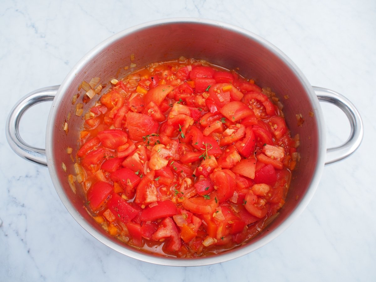Añadimos al sofrito el tomate, pimienta y tomillo