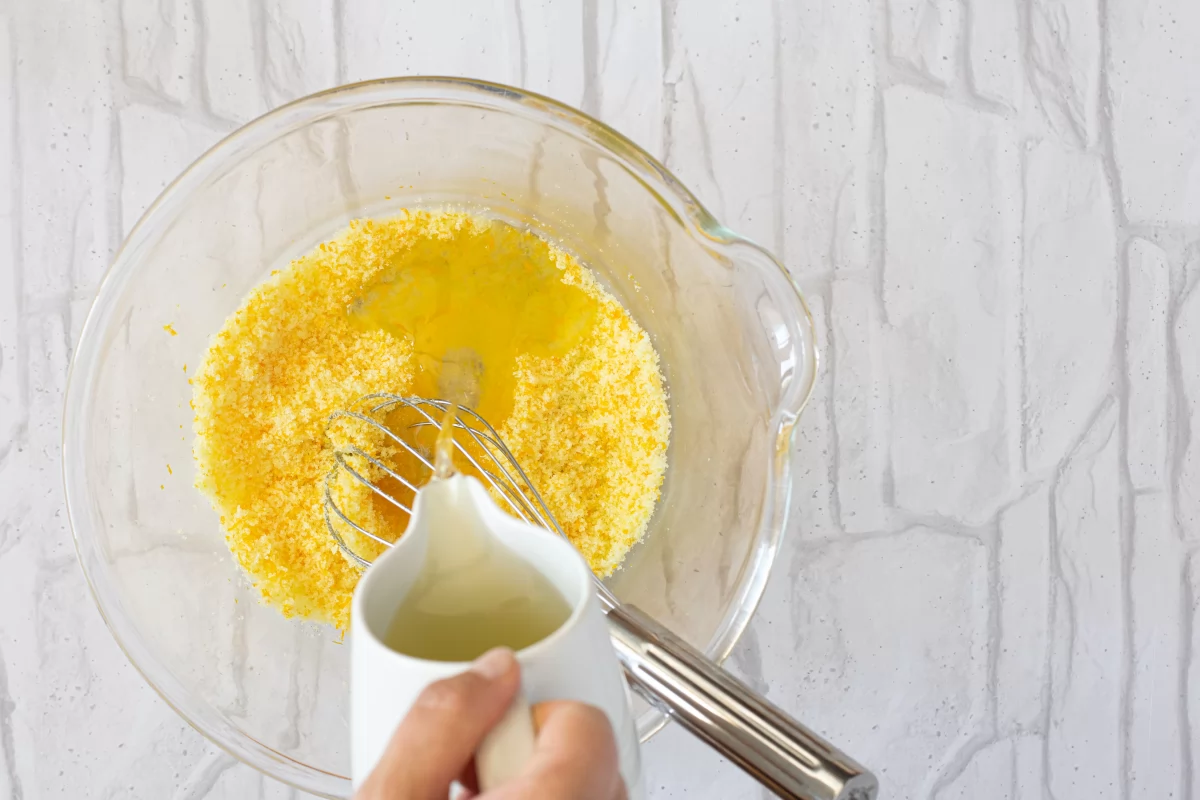 Bizcocho de naranja 5 Añadimos el aceite a la mezcla del bizcocho de naranja