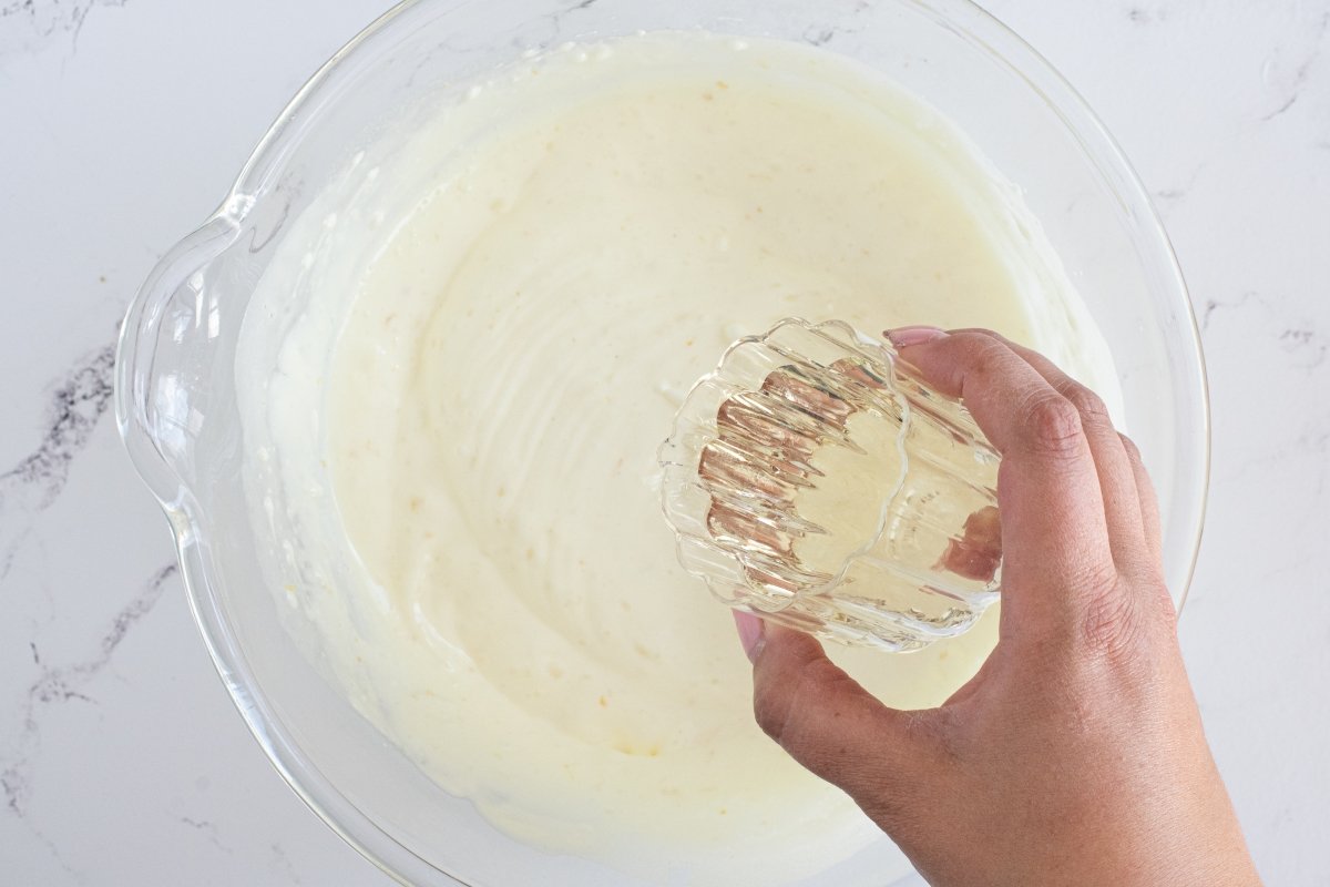 Añadimos el aceite a la mezcla del bizcocho