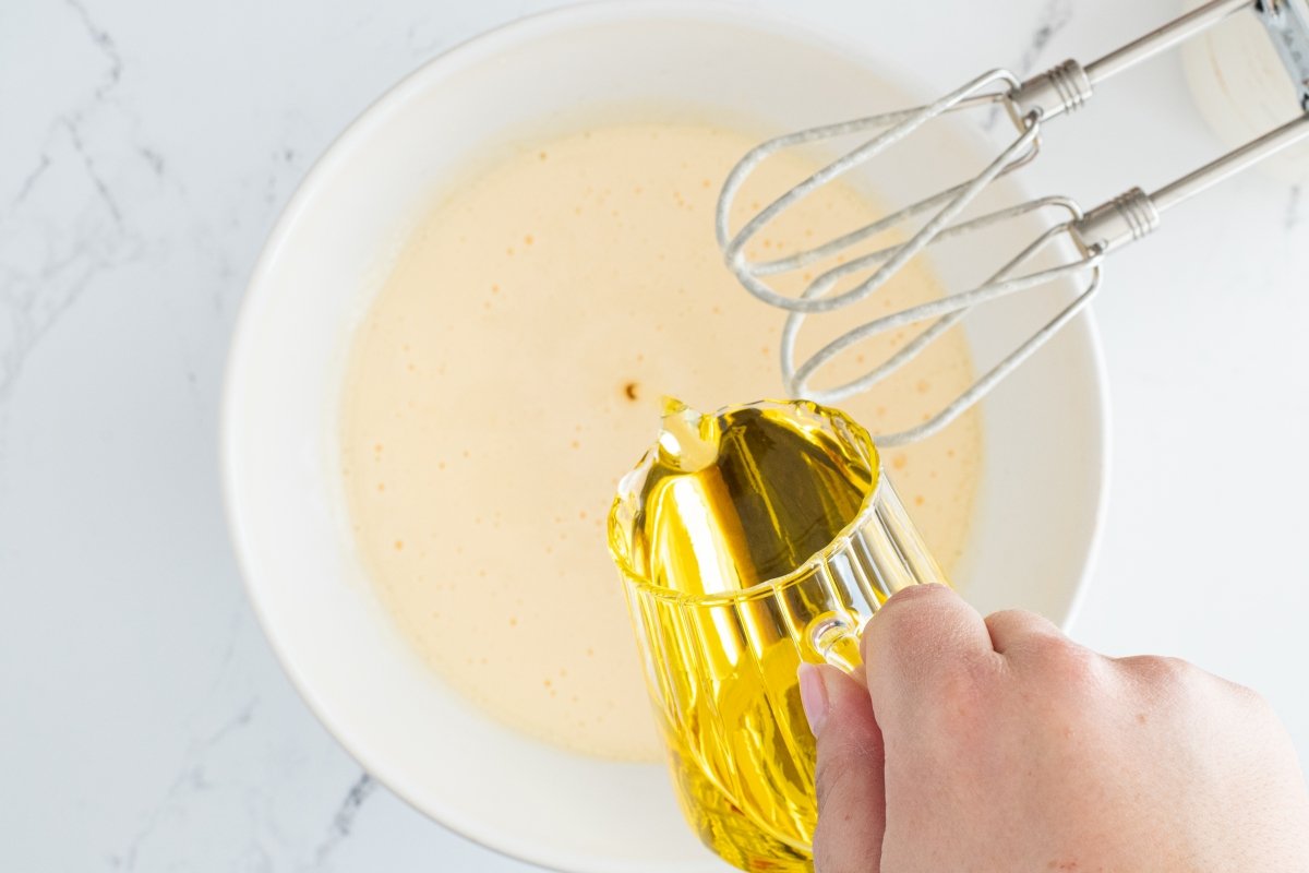Añadimos el aceite a la mezcla