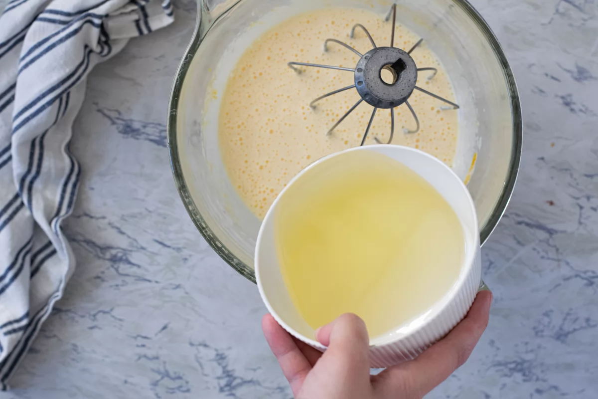 Añadimos el aceite de las magdalenas sin leche *