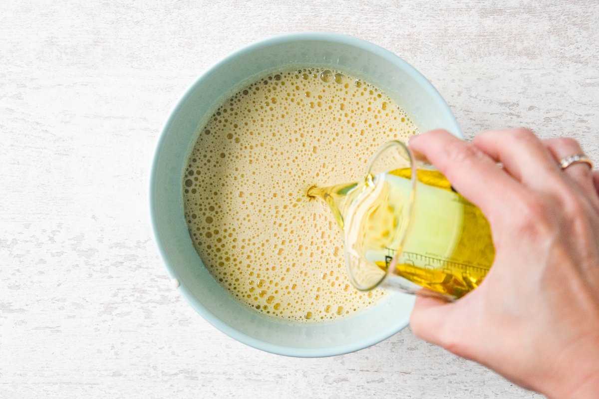 Añadimos el aceite de oliva a la mezcla de huevos