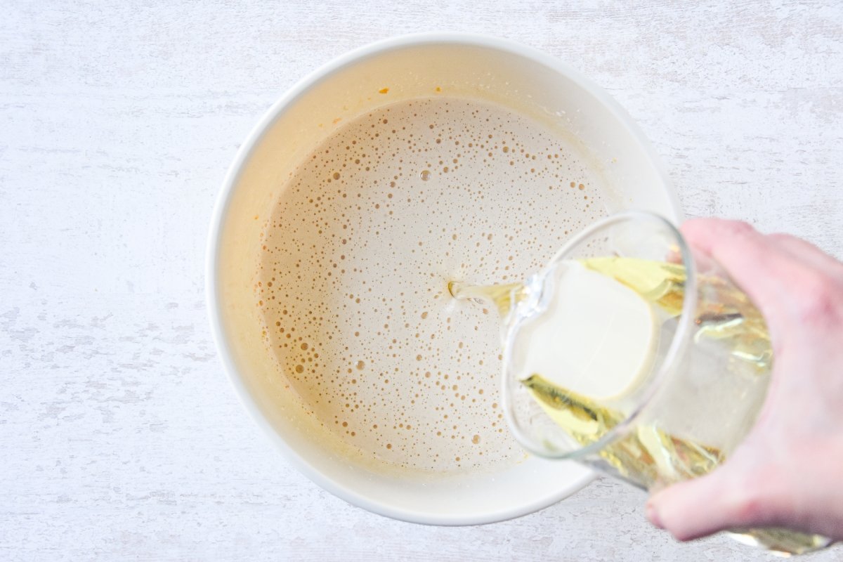Añadimos el aceite de oliva poco a poco