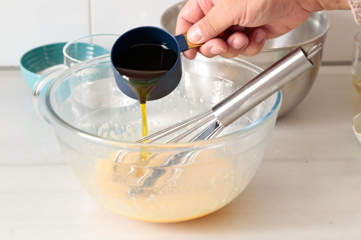 Añadimos el aceite para las rosquillas