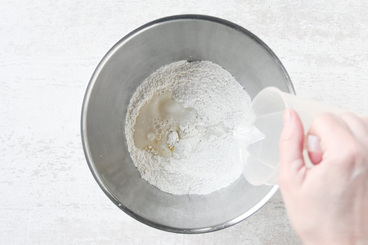 Añadimos el aceite y el agua a la masa de los rollos de pizza