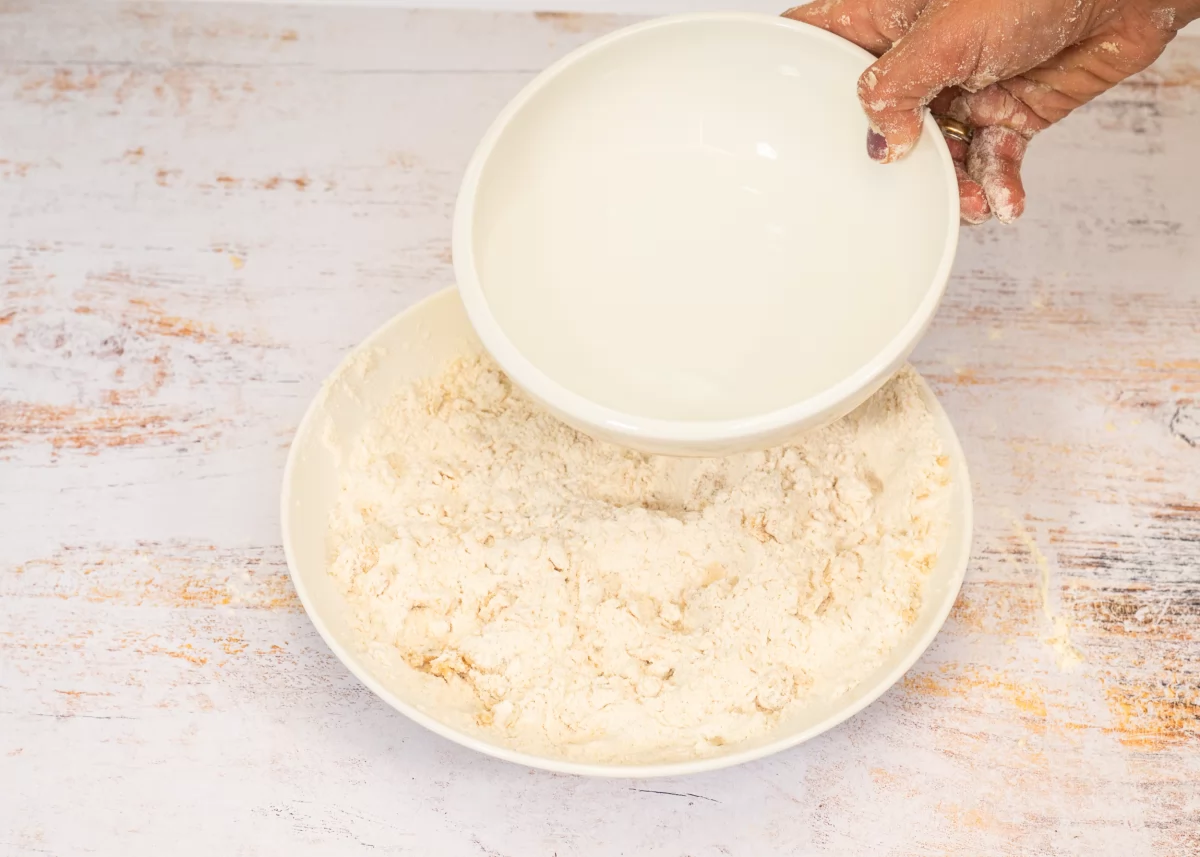 Añadimos el agua para las tortillas de trigo