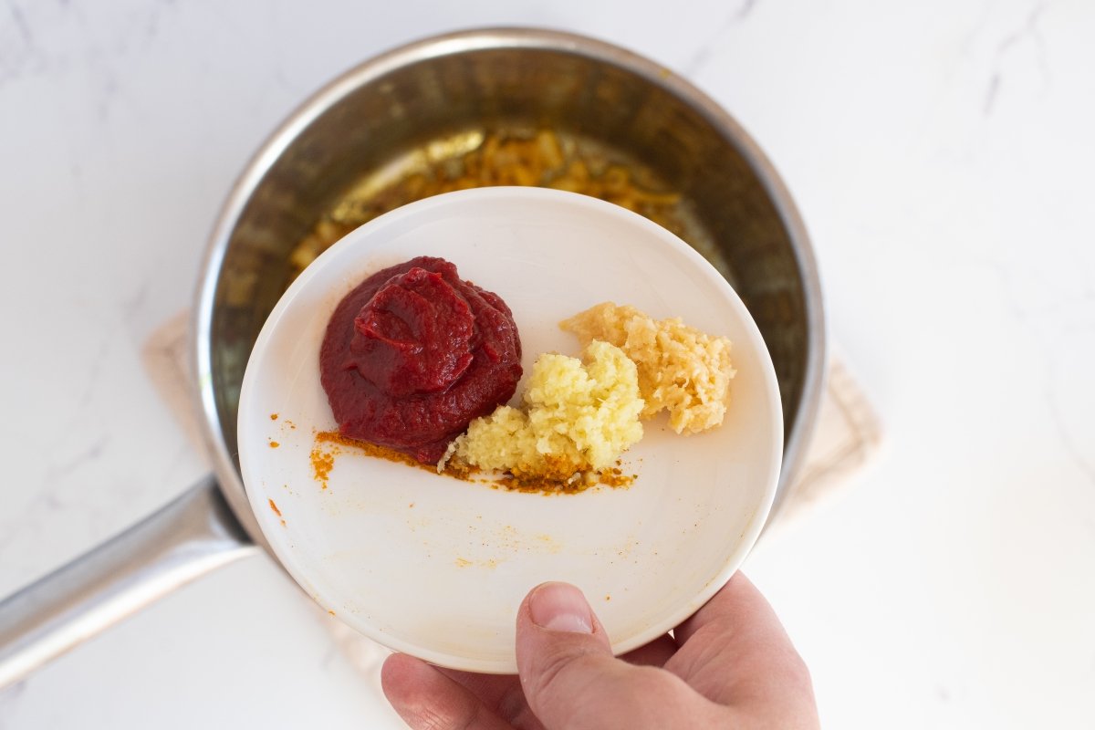 Añadimos el ajo del katsu curry