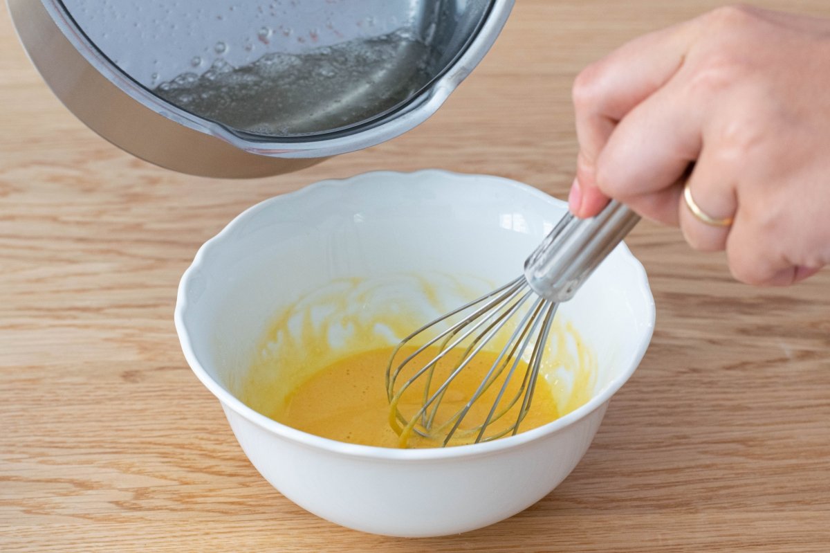 Add the syrup to the yolks of the San Marcos cake