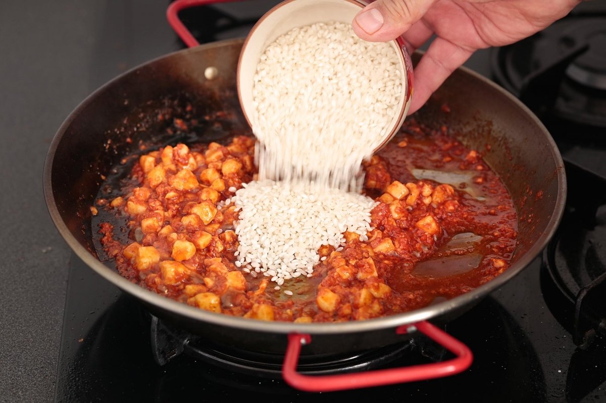 Añadimos el arroz al sofrito del arroz de carabineros