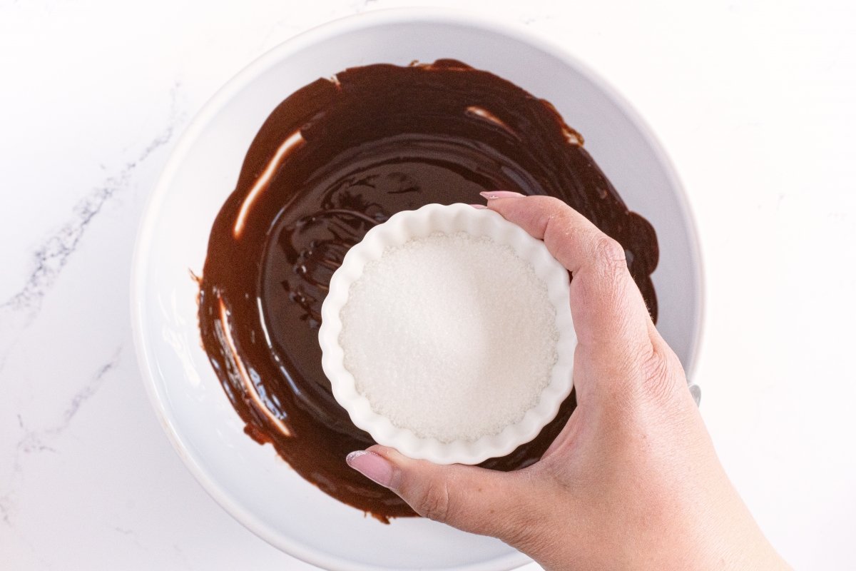 Añadimos el azúcar al chocolate