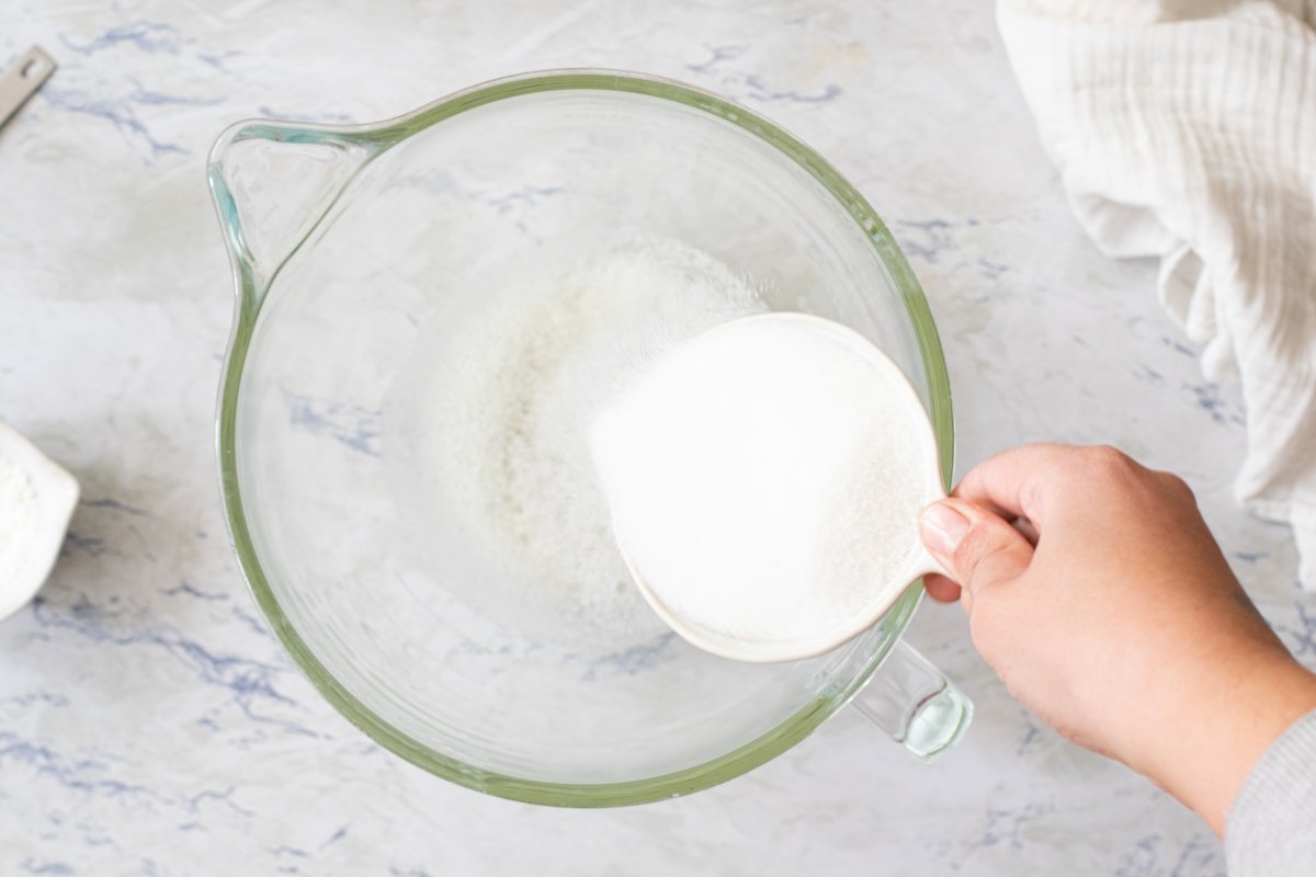 Añadimos el azúcar al merengue de la tarta Pavlova