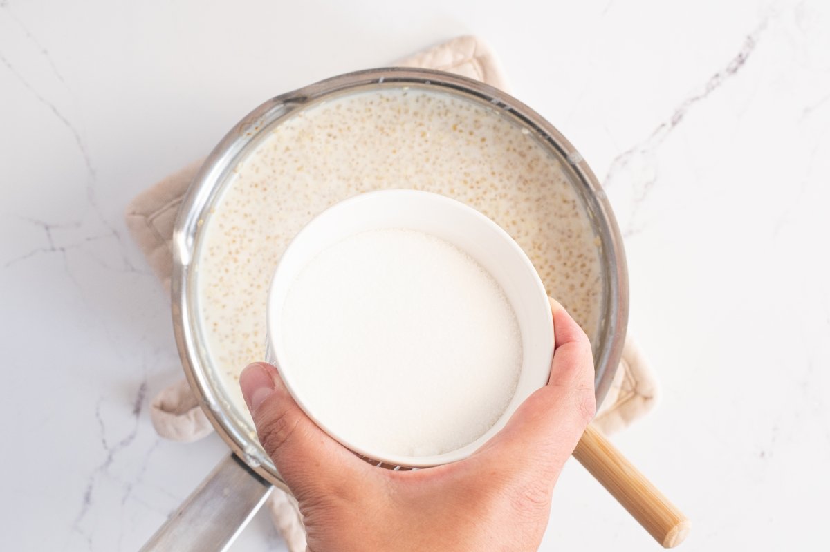 Añadimos el azúcar de la quinoa con leche