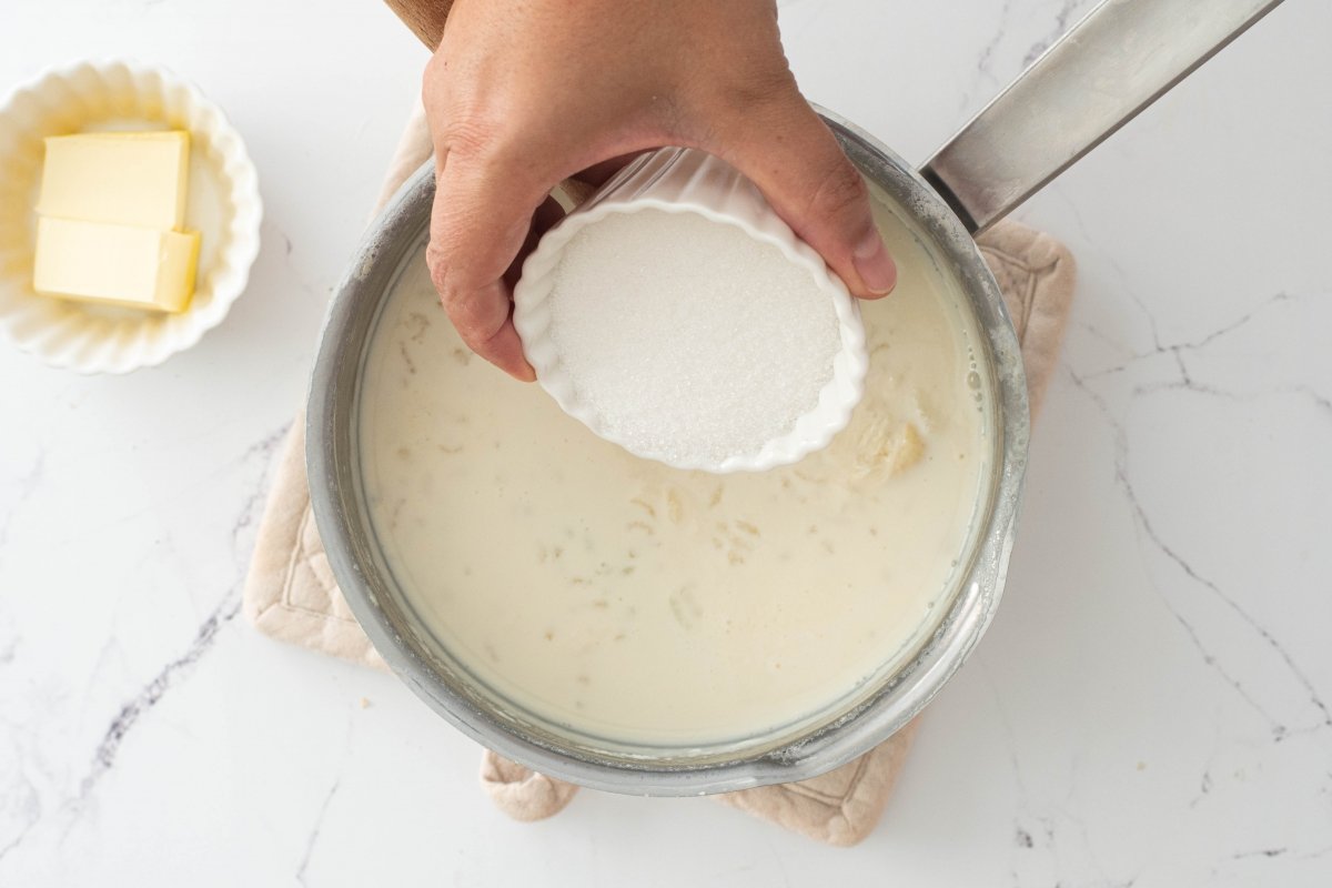 Añadimos el azúcar de la tarta de arroz con leche