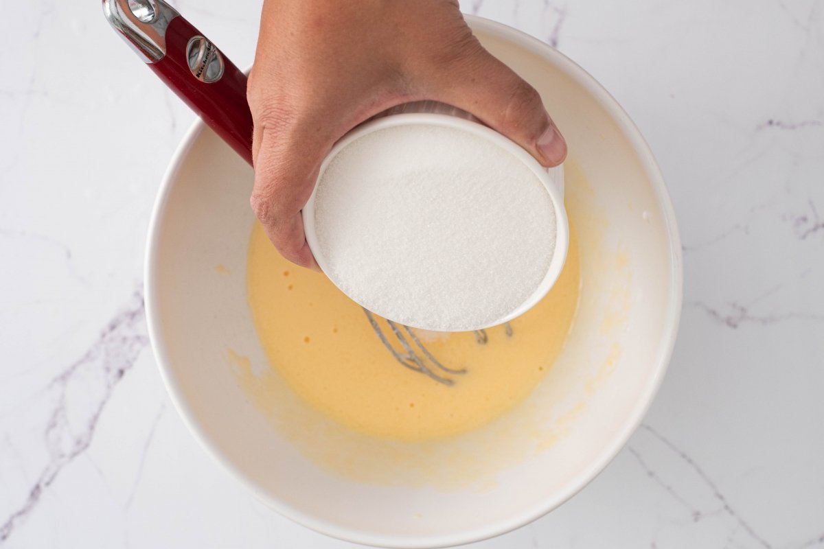 Añadimos el azúcar del bizcocho de yogur en microondas