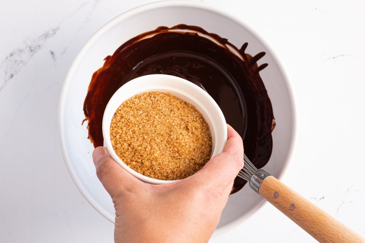 Añadimos el azúcar moreno de los muffins de chocolate