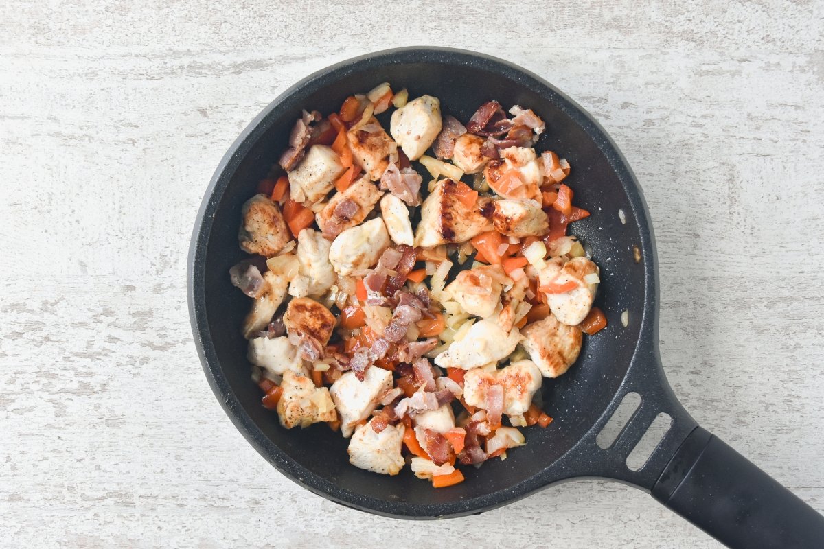Añadimos el bacon a la sartén con el pollo