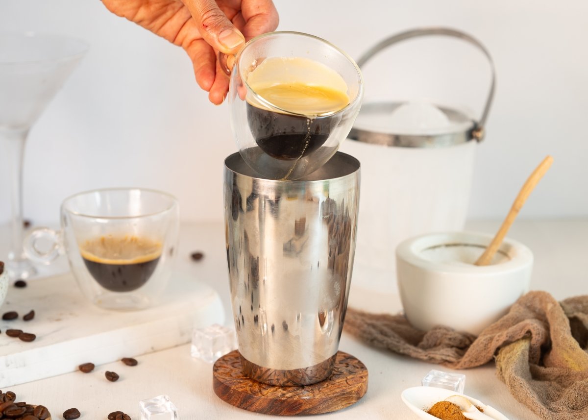 Añadimos el café a la coctelera para hacer shakerato