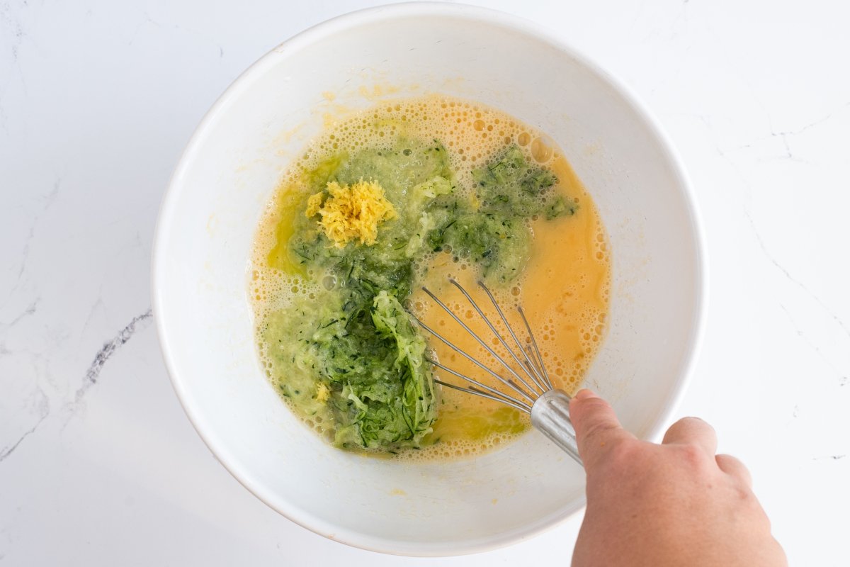 Añadimos el calabacín y el limón