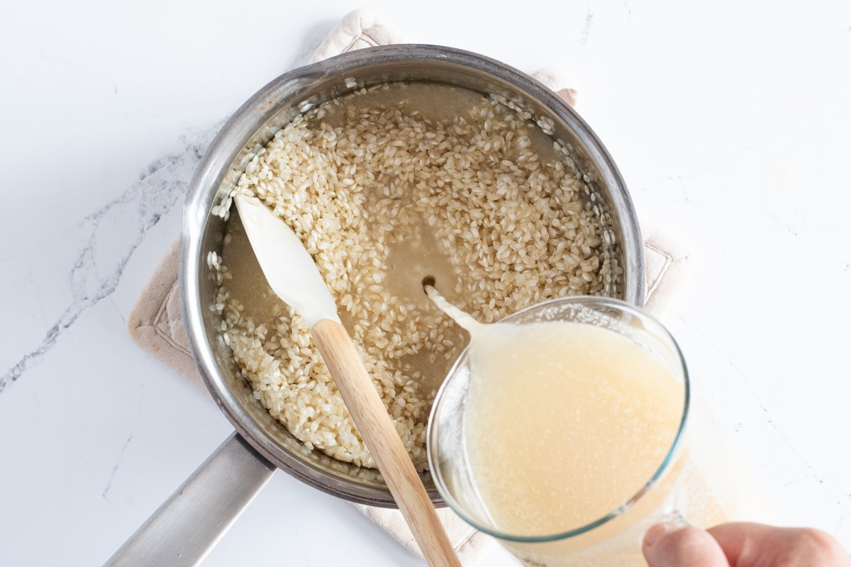 Añadimos el caldo al arroz
