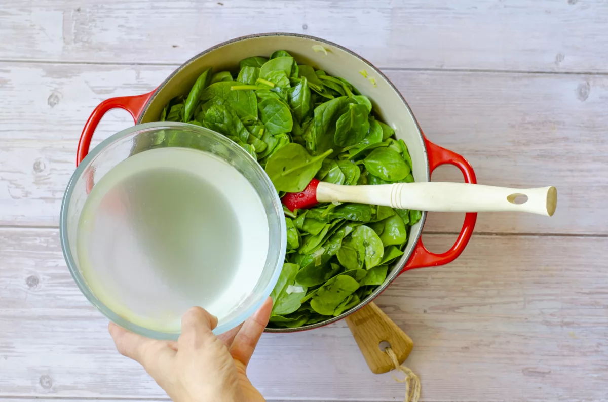 Crema de espinacas 5 añadimos el caldo de carne a la crema de espinacas *