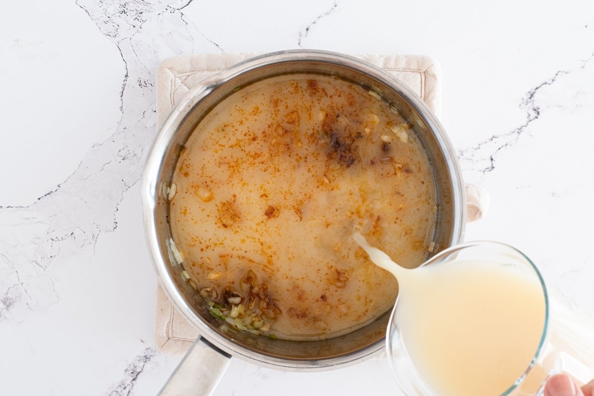 Añadimos el caldo de la sopa de col