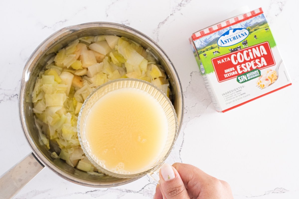 Añadimos el caldo de la vichyssoise