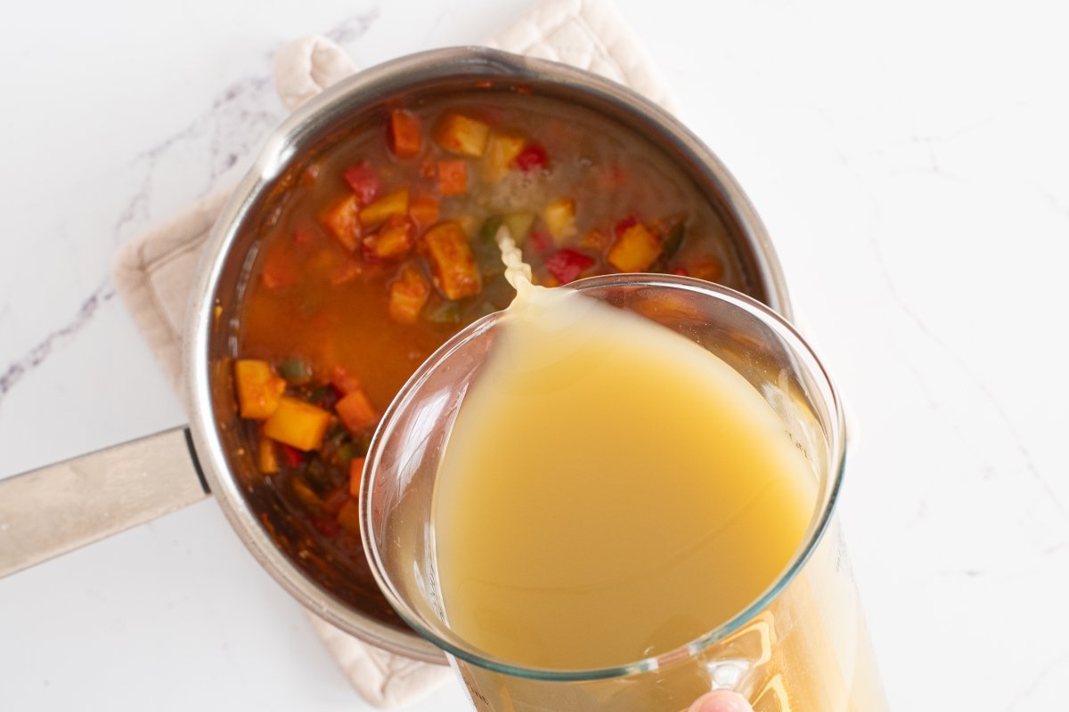 Añadimos el caldo de las lentejas rojas con verduras
