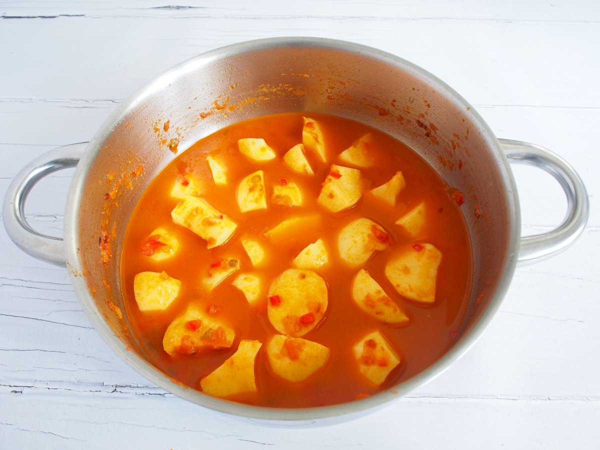 Añadimos el caldo de verduras y cocinamos 15 minutos a fuego medio con la tartera tapada.