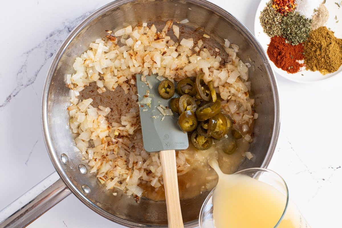 Añadimos el caldo del white chicken chilli