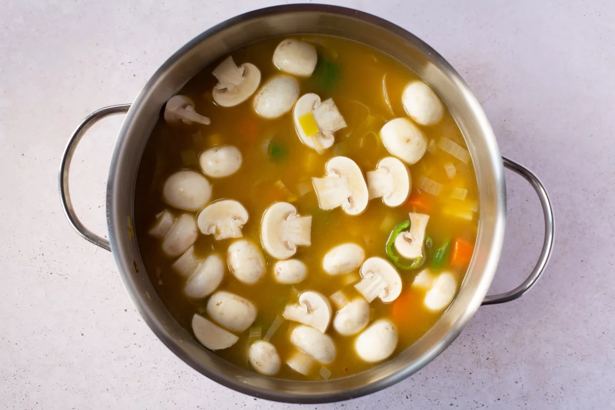 Añadimos el caldo, los champiñones y las patatas *