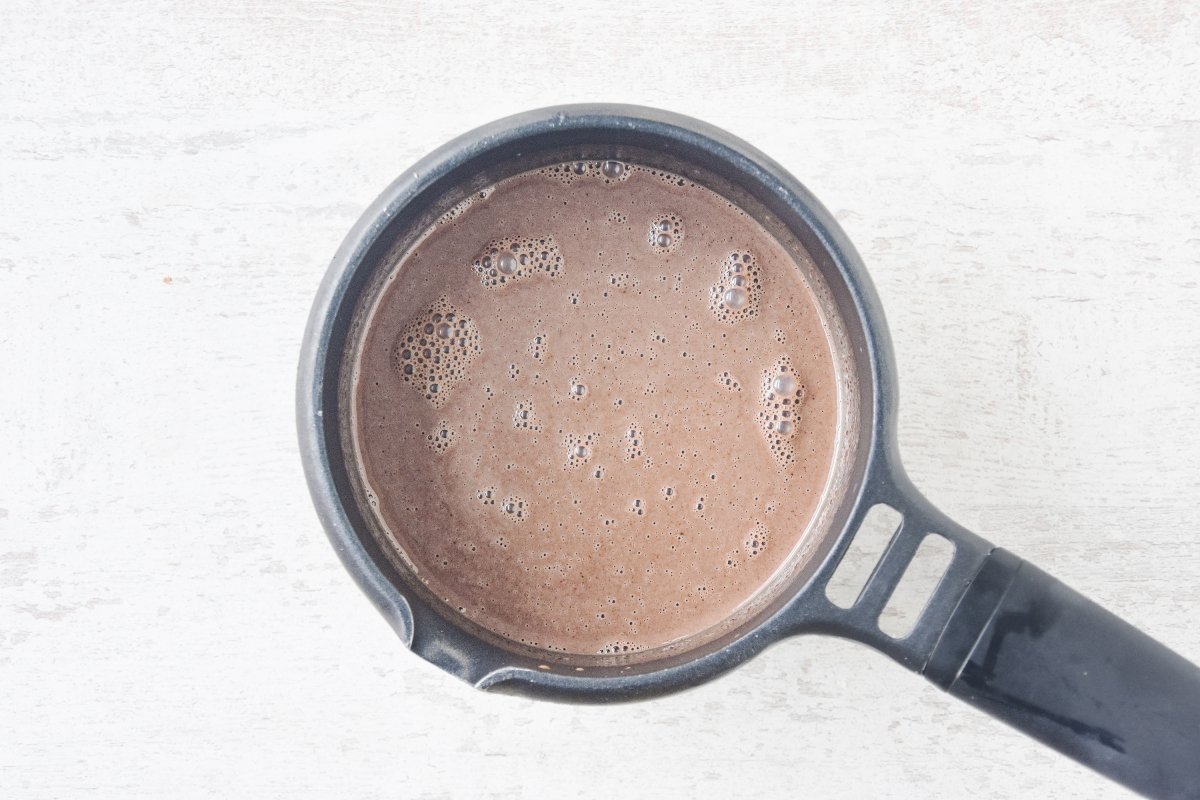 Añadimos el chocolate a la leche caliente y mezclamos